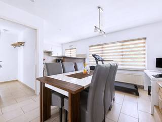 Eerste verdieping: <br />- Leefruimte op tegelvloer (ca. 35m²) met aansluiting TV en internet<br />- Keuken voorzien van een kookvuur met dampkap, koelkast, oven, dubbele spoelbak en voldoende bergruimte<br />- Badkamer met wasmeubel, bad/douche combinatie en aansluiting voor wasmachine en droogkast<br />- Gastentoilet<br />- Berging met nieuwe CV ketel<br />- Groot zongericht terras toegankelijk via de badkamer en één van de slaapkamers<br /><br />Tweede verdieping: <br />- 2 slaapkamers op laminaat (ca. 13 en 10m²)<br />- Berging<br /><br />Bijzonderheden:<br />- Private garagebox<br />- Geen vaste kosten<br />- Beschikbaar vanaf 01/10/2026<br /><br />(ver-)Kopen of (ver-)huren in regio Wuustwezel/ brecht/Hoogstraten?<br />Met vragen kan u altijd bij ons terecht!<br />Dewaele vastgoed met advies.