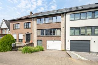 Deze goed gelegen woning onderging reeds een aantal belangrijke renovaties waaronder de omschakeling van stookolie naar gas(2014), een...