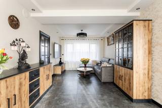 Deze woning werd totaal gerenoveerd met hoogwaardige materialen in 2025.<br /><br />De woning telt 4 slaapkamers, volledig ingerichte keuken met oven, microgolfoven, inductiekookplaat, frigo en diepvries, een living met eetplaats en een aangename veranda met airco/verwarming. OP het gelijkvloers is en 1 slaapkamer en ook een kleine badkamer. Op de eerste verdieping vind je 3 slaapkamers, waarvan 1 een dressing heeft. Verder is er een luxueuze badkamer met bad en grote inloopdouche. Er is ook nog een zolder met veel opbergruimte.<br /><br />In de kelder bevindt zich een 'mancave', garage, wasplaats en berging.<br /><br />De tuin is aangenaam ingericht met pergola, terras, tuinhuis.<br /><br />Meer info of een bezoekje? <br />Bel Isabelle: 0498/10.69.56 of isabelle@cornelis-goeman.be