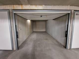 Goed gelegen en gemakkelijk in te rijden garagebox te koop in het ondergrondse garagecomplex Promenade, Parking 3 op niveau -1. Afmetingen: 3 m x 6...