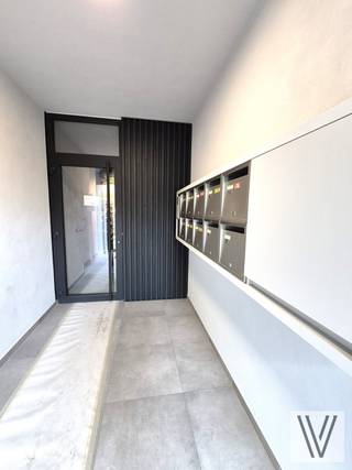 Centraal rustig gelegen appartement aan de kerk op de vierde verdieping met lift, bestaande uit de lichtrijke woon/leefruimte met aansluitend...