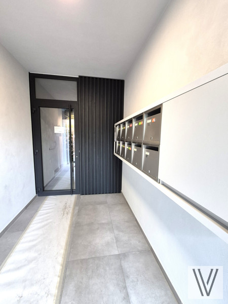 Lichtrijk 2-slaapkamerapp met afgesloten garage en kelderberging - foto 2