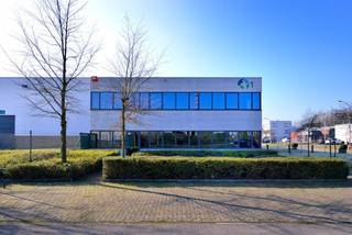 - Units A 10.153m² + B 6.561m²- Totaal magazijnen 16.714m²- Kantoor 533m²Kenmerken magazijn :- Hoogte 8,04m- Buitenkant: betonnen panelen + metalen...