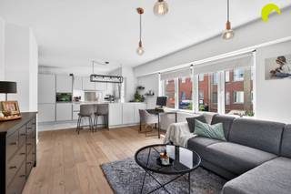 Vlakbij het station van Kontich, vinden we dit volledig gerenoveerde appartement met één slaapkamer.Met een EPC A-label, conforme elektriciteit en...