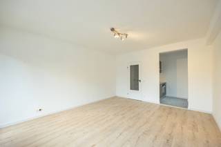 In the vibrant Harmoniewijk, you will find this bright studio with terrace. <br /><br />The living space has a new parquet floor, with a view of greenery and a terrace where the sun shines from 11.30 am throughout the afternoon.<br />In the hall there is a storage cupboard and a large built-in wardrobe.<br /><br />The new fresh kitchen is very comfortably furnished. The bathroom has a shower, a toilet and a sink.<br /><br />The very nice location, within walking distance of shops, restaurants, catering, makes it a very interesting investment for rental.<br /><br />Newly installed in 2024:<br />The electricity has been completely renewed, the apartment has just been painted, new exterior joinery, new tiles in the bathroom, new parquet, new kitchen.