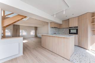 Dit luxueuze appartement, dat met veel oog voor detail is ontworpen, biedt een weelderige en stijlvolle woonomgeving. Bij het betreden van het appartement wordt u begroet door een overvloed aan natuurlijk licht dat door de ramen naar binnen stroomt. De ruime indeling en de hoogwaardige afwerking creëren een gevoel van grandeur en exclusiviteit.<br /><br />De open woonkamer is ontworpen met comfort en elegantie in gedachten. Hier kunt u ontspannen in de prachtige zithoek, genieten van het uitzicht op de historische gebouwen aan de Markt en gezellig samenkomen met vrienden en familie. De aangrenzende eetruimte is perfect voor het ontvangen van gasten en biedt een ideale setting voor heerlijke diners.<br /><br />De keuken is een ware chef's droom, uitgerust met moderne apparatuur en hoogwaardige materialen. Of u nu een culinaire expert bent of gewoon van koken houdt, hier kunt u uw gastronomische vaardigheden ten volle benutten. <br /><br />De locatie van dit appartement is ongeëvenaard.<br /><br />Dit luxueuze appartement biedt u een unieke kans om te wonen in het hart van deze betoverende stad. <br /><br />Wenst u meer info of een bezoek neem dan met ons contact op via onze website. We helpen u graag verder.<br /><br />Huurprijs : € 950,00 per maand<br />Gemeenschappelijke kosten: € 175,00 forfait per maand<br />Beschikbaar vanaf 01/09/2026 <br /><br />De snelste manier om een bezoek te brengen aan dit pand? Vraag je bezoek aan via de roze knop op onze website (www.dewaele.com) en je wordt gecontacteerd door één van onze verhuurexperten.