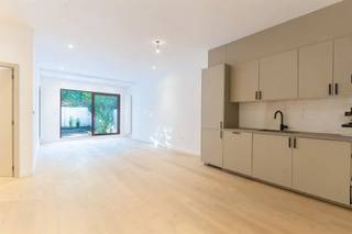 <p>Op zoek naar een modern en lichtrijk appartement met een prachtige tuin? Dit volledig gerenoveerde gelijkvloers appartement combineert ruimte, comfort en een uitstekende ligging.</p><p>Bij het binnenkomen valt meteen de ruime, lichtrijke living op, afgewerkt met een prachtige licht eiken parketvloer. De open keuken is splinternieuw en voorzien van alle comfort. Dankzij de grote glazen schuifdeur geniet je vanuit de woonkamer van een mooi zicht op de ruime, groene tuin.</p><p>Het appartement beschikt over 2 slaapkamers, waarvan één met rechtstreekse toegang tot de tuin via een raamdeur. Verder zijn er een mooie, volledig vernieuwde badkamer, een apart toilet en een praktische berging met plaats voor een wasmachine, droogkast en extra opbergruimte.</p><p>Ook aan de buitenkant werd alles aangepakt: de prachtige voorgevel en het volledige gebouw kregen een grondige renovatie. Alles is dus fris, modern en splinternieuw!</p><p>De ruime tuin is een echte troef en biedt volop mogelijkheden om te ontspannen en te genieten van het groen.</p><p>Ook de ligging is ideaal. Winkels en andere voorzieningen bevinden zich in de buurt, net als het openbaar vervoer en een treinstation. Bovendien bereik je het centrum van Antwerpen in ongeveer 10 minuten.</p><p>Een prachtig, instapklaar appartement waar licht, comfort en groen perfect samenkomen!</p><p>Interesse? Neem contact op voor meer informatie of een bezoek ter plaatse: info@markasa.be of 03/827.72.92</p>