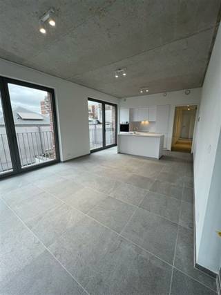 <p><span>Nieuwbouw appartement in Antwerpen</span></p><p><span> </span></p><p><span>*zonder meubels*</span></p><p><span> </span></p><p><span> </span></p><p><span>Bent u op zoek naar de perfecte plek om te wonen in Antwerpen? Zoek niet verder!</span></p><p><span> </span></p><p><span> </span></p><p><span>Mogelijkheid tot het huren van een ondergrondse autostaanplaats en/of berging.</span></p><p><span> </span></p><p><span> </span></p><p><span>Troeven:</span></p><p><span>- Lift</span></p><p><span>- Vloerverwarming</span></p><p><span>- Zonnepanelen</span></p><p><span>- Fietsenbergingen</span></p><p><span> </span></p><p><span> </span></p><p><span>Dit appartement ligt het hart van Antwerpen waardoor u toegang heeft tot alle voorzieningen, winkels, restaurants, scholen, openbaar vervoer,....</span></p><p><span> </span></p><p><span> </span></p><p><span>Vaste kosten ca: 190,00 eur: incl. vloerverwarming, onderhoud en verbruik gemeenschap.</span></p><p><span> </span></p><p><span> </span></p><p><span>Voor meer informatie en prijzen, neem contact met ons op 03/283 06 06 of info@reant.be.</span></p><p><span> </span></p>