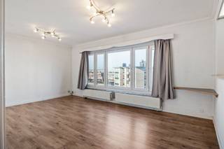 <p>Bienvenue dans cet appartement confortable situé à Merksem. Cet appartement lumineux de deux chambres sur les toits offre un lieu de vie idéal pour les débutants. L'appartement est composé d'un hall d'entrée, d'une salle de séjour avec cuisine ouverte, de deux chambres à coucher, dont l'une est traversante, et d'une salle de douche. La cuisine est aménagée de manière pratique avec un plan de travail en plastique, une cuisinière électrique et un réfrigérateur. La salle de bains est équipée d'une douche, d'un lavabo et de toilettes. La fenêtre offre une belle vue sur la ville. L'emplacement est excellent - vous êtes proche des magasins locaux, des restaurants, des transports publics et de toutes les commodités. Cet appartement représente une opportunité d'investissement parfaite ou votre premier logement idéal avec un emplacement idéal.</p><br /><p>Détails :</p><ul><li>Appartement lumineux avec vue lointaine</li><li>Très bonne accessibilité</li><li>Ascenseur dans l'immeuble</li></ul>