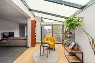 [[ DIT PAND NEEMT DEEL AAN DE ERA OPEN HUIZEN DAG OP 19/9 VAN 11:00 TOT 12:00 ]]
<p><strong>Ben je op zoek naar een ruime woning met handelsruimte, polyvalente ruimte, 2 à 3 slaapkamers én tuin in Erembodegem? Zo Gevonden!</strong></p>

<p>Met een bewoonbare oppervlakte van 272 m² op een perceel van 310 m² biedt deze eigendom heel wat ruimte en mogelijkheden. Dankzij de centrale ligging, nabij winkels, scholen, openbaar vervoer en belangrijke invalswegen, geniet je van een uitstekende bereikbaarheid. Bovendien beschikt de woning over een gunstig EPC-label C (206 kWh/m²/jaar), en centrale verwarming op aardgas.</p>

<p>Op het gelijkvloers vind je een commerciële ruimte van ca. 40 m², ideaal als winkel, kantoor of praktijk, aangevuld met een polyvalente ruimte van 69 m², een hobbyruimte van 10 m², een badkamer met douche, een afzonderlijk toilet en een berging/technische ruimte. Achteraan bevindt zich een aangename tuin van ca. 130 m².</p>

<p>Het woongedeelte bevindt zich op de verdiepingen en omvat een lichtrijke woonkamer, een gezellige zitkamer, een ingerichte keuken, een slaapkamer van 14,9 m², een tweede badkamer met ligbad en een zonnig dakterras. Op de tweede verdieping bevindt zich een ruime slaapkamer van 29,6 m², die eenvoudig kan worden opgesplitst in twee slaapkamers, waardoor de woning over drie slaapkamers kan beschikken.</p>

<p>Een ideale eigendom voor wie wonen en werken wil combineren of op zoek is naar veel ruimte en tal van mogelijkheden. Contacteer ons snel voor een bezoek!</p>