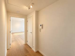Lichtrijk appartement op een bijzonder aantrekkelijke locatie langs het kanaal, op wandelafstand van Tour & Taxis, de Up-Site toren en het centrum van Brussel. Het appartement bevindt zich in een afgesloten en verzorgde residentie met eigen onthaal en conciërgedienst, wat bijdraagt aan een aangename combinatie van comfort, privacy en veiligheid.<br /><br />De ruime woonkamer geniet van veel natuurlijk licht en geeft rechtstreeks toegang tot het private terras. Een rustige en aangename buitenruimte, terwijl u zich toch midden in de stad bevindt. De leef- en eetruimte sluiten mooi aan op de volledig uitgeruste keuken, die voorzien is van het nodige hedendaagse comfort.<br /><br />Via de aparte inkomhal met gastentoilet bereikt u de overige ruimtes. Het appartement beschikt over twee comfortabele slaapkamers en twee badkamers: één badkamer met ligbad en een tweede met inloopdouche. <br /><br />Een ruime private kelderberging biedt bovendien praktische extra opslagruimte. Een ondergrondse parkeerplaats dient verplicht mee aangekocht te worden voor €30.000.<br /><br />TROEVEN:<br />- Gegeerde ligging nabij Tour & Taxis, het kanaal en het centrum van Brussel<br />- 2 slaapkamers en 2 badkamers<br />- Residentie met onthaal en conciërgedienst<br />- Private kelderberging<br />- EPB-label B<br />- Ondergrondse parkeerplaats bij verplichte aankoop (€30.000)<br /><br />Interesse in een bezoek of meer informatie?<br />info@maximevanneste.be<br />0498 44 78 00
