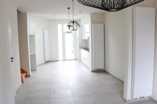 Bekijk de 360° virtuele tour op www.living-stone.beVolledig nieuw gerenoveerde woning met 2 kamers te Dilbeek.Deze woning omvat op de gelijkvloerse...