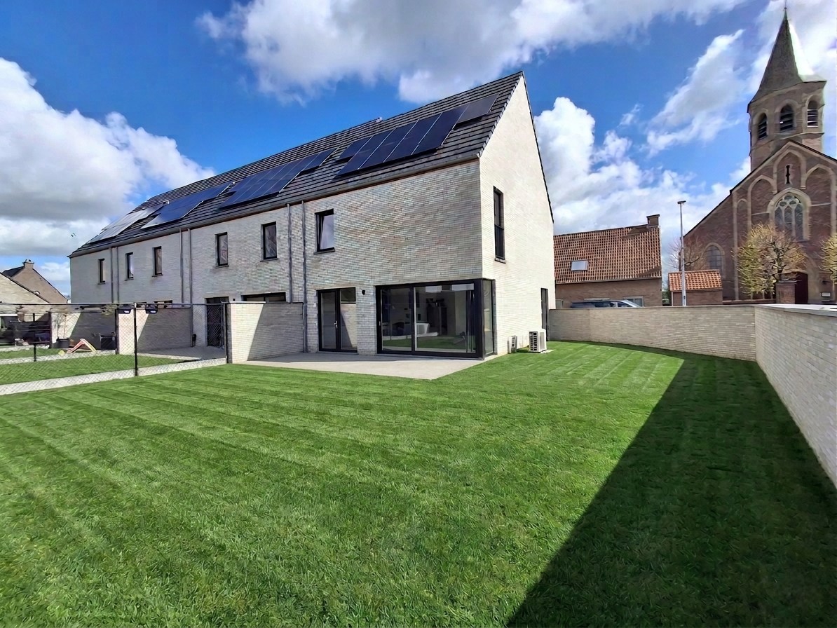 NIEUWBOUWWONING IN HARTJE POESELE MET 3 SLPKS, TUIN & CARPORT - foto 1