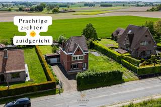Midden tussen de velden, staat deze zeer charmante te renoveren half open bebouwing met een prachtige zuid gerichte tuin. Op den buiten maar tegelijk op amper 5 min rijden van het centrum van Ronse. <br /><br />Indeling : inkomhal, open living en eetplaats met aansluitend de ruime leefkeuken in directe connectie met de tuin. Apart toilet, berging en badkamer.<br />Eerste verdieping: 3 slaapkamers<br />Tweede verdieping : 4de grote slaapkamer.<br />Er is tevens een praktische kelder dat dient als extra stockage ruimte.<br /><br />De woning heeft ook een garage en een oprit voor meerdere wagen. Een tuinhuis op het einde van de tuin. <br />Fantastische locatie voor de wandel en fiets-liefhebbers 💛<br />Perfecte familie woning voor kinderen, volwassen (en huisdieren) <br /><br />Voor meer informatie en bezoek, gelieve ons te bellen 0475/34.00.40<br />Wij helpen u graag verder met uw zoektocht naar een nieuwe woonst. <br /><br />