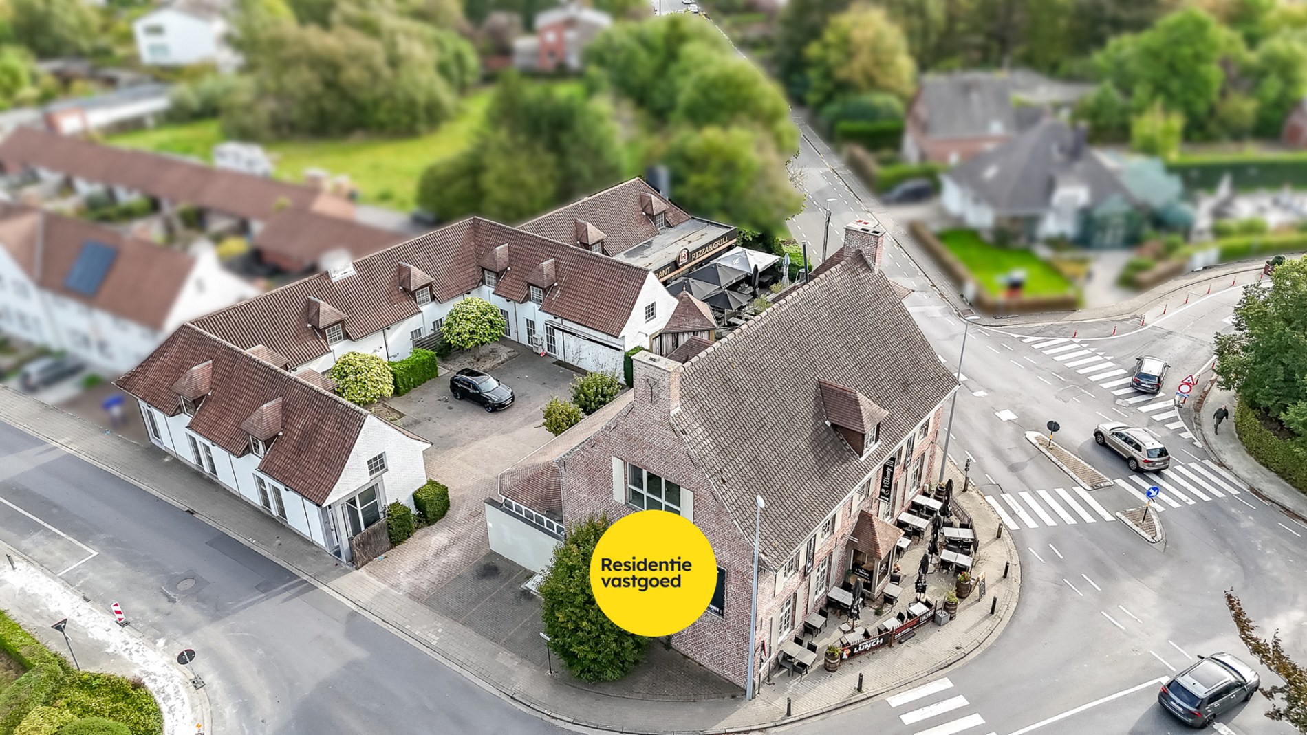 Multifunctionele eigendom met appartementen en handelszaken! - foto 2