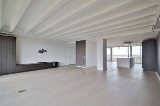 Helemaal op het einde van de Fruithoflaan vinden we in residentie "Nirvana" dit volledig gerenoveerd 2 slaapkamer appartement van circa 147 m² op...