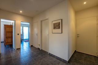 In een rustige wijk, op wandelafstand van het MORETUSBOS, vindt u dit uiterst verzorgde gelijkvloers appartement in een recent gebouw. De indeling...