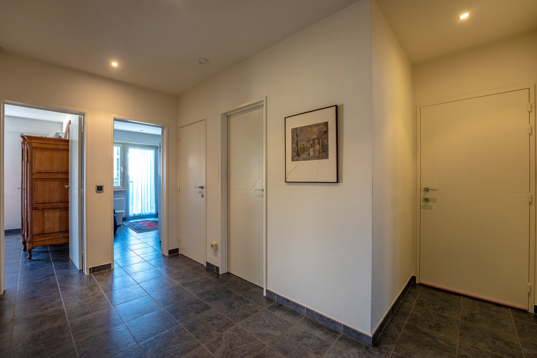 Gelijkvloers appartement met 2 slaapkamers en autostaanplaats. - foto 3