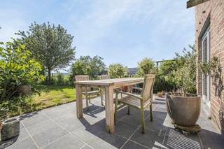 Immo Pické biedt U deze zeer rustig en goed gelegen driegevelwoning aan gelegen in de onmiddellijke omgeving van winkels, scholen, openbaar vervoer en belangrijke verbindingswegen. Deze zeer goed onderhouden woning van 2008 bestaat op het gelijkvloers uit een inkomhal met apart gastentoilet, een mooie woonkamer met eetplaats, een ruime keuken, een wasplaats, een open bureau aan de woonkamer en een garage. Op de verdieping vinden we een nachthal, 4 slaapkamers (17 m², 16 m², 12 m² en en 17 m²) en een badkamer met bad en douche. Bovendien beschikt de woning over inrichtbare zolder, een aangenaam terras en een zeer mooie en grote tuin. Enkele weetjes: Elektriciteit CONFORM tot 27/08/2033, een speksteenkachel die bijdraagt aan extra warmte en gezelligheid, dubbele beglazing, .... Bij vragen of interesse in een bezoek, aarzel dan zeker niet om ons kantoor te contacteren.