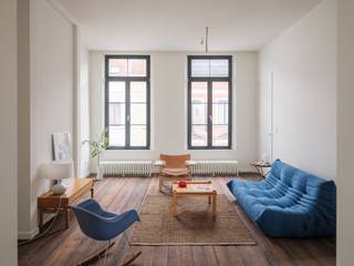 <strong>Gerenoveerd tweeslaapkamerappartement met zonnig terras in een voormalige herenwoning, nabij het historisch centrum van Gent. </strong><br /><br />Dit gerenoveerde tweeslaapkamerappartement bevindt zich op de tweede verdieping van een voormalige herenwoning, recent opgedeeld in vier appartementen. De ligging nabij het Sint-Annaplein en het historisch centrum garandeert een uitstekende bereikbaarheid en alle voorzieningen op wandelafstand.<br /><br />Het doorzonappartement combineert hedendaags comfort met authentieke elementen. Vooraan bevindt zich de leefruimte, achteraan de eetplaats met ingerichte keuken (Bulthaup) en toegang tot het zonnige terras, dat de hele namiddag van de zon geniet.<br /><br />Verder beschikt het appartement over twee slaapkamers, elk met eigen sanitair, een apart toilet en een praktische berging met aansluiting voor wasmachine en droogkast.<br /><br />Extra: fietsenberging in de residentie. <br />Verplichte aankoop van een praktische kelderberging. <br /><br />Dit project spreekt aan door zijn beperkt aantal entiteiten, zijn topligging, zijn prijs/kwaliteitsverhouding en zijn zeer aantrekkelijke kostenstructuur. Door het beperkte aantal woonunits is een vereenvoudigd beheer mogelijk waardoor de maandelijkse lasten zeer laag liggen. Bijkomende troef is de aankoop onder registratierechten.<br /><br />Deze residentie is een realisatie van Compagnie Delens, is een ontwikkelingsbedrijf dat met een hedendaagse aanpak van authentiek vastgoed streeft naar unieke en karaktervolle woningen in een stedelijke omgeving.<br /><br /><em>(aandeel kosten en basisakte ten laste van de koper)</em><br /><br />Voor meer informatie, mail naar info@carloeggermont.be