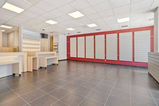 Vous recherchez une propriété commerciale exceptionnelle alliant flexibilité, visibilité et emplacement stratégique ? Ce bâtiment unique, construit en 2001, d'une superficie généreuse de 190 m², offre à votre entreprise des opportunités sans précédent.Ce qui rend ce bâtiment vraiment unique, c'est sa structure continue avec pas moins de deux entrées différentes. Vous y accédez par la Vlamingstraat, le quartier animé de Plein de Bolle et le très fréquenté Nicolas Mayelaan. Ce dernier point, en particulier, constitue un atout absolu : une rue très fréquentée, ce qui vous garantit une visibilité maximale.Grâce à cette disposition particulière et à son double accès, le bâtiment est également parfait pour être divisé en deux bâtiments commerciaux distincts. Cela le rend non seulement intéressant pour votre propre entreprise, mais également en tant qu'investissement immobilier extrêmement intelligent et flexible.Le bâtiment est moderne et économe en énergie. Avec un label EPC B favorable et un chauffage central au gaz naturel, vous êtes assuré d'une faible facture énergétique et d'une base durable. En outre, le bâtiment dispose de guichets individuels pour tous les services publics et les installations sanitaires sont déjà bien entretenues.En bref : une opportunité rare dans un endroit absolument exceptionnel qui, grâce à sa structure, à ses passages et à son efficacité énergétique, est prêt pour l'avenir. Une propriété avec ce potentiel arrive rarement sur le marché !Vous êtes curieux de connaître les nombreuses possibilités de ce bâtiment unique ? Planifiez votre visite dès aujourd'hui et voyez par vous-même !Registre des mesures: non
