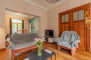 <p><span>Karaktervol herenhuis met 4 slaapkamers, 2 badkamers, 2 keukens en tuin op topligging in Jette</span></p><p><span>Deze karaktervolle herenwoning uit 1928 combineert authentieke uitstraling met een praktische indeling en een uitstekende ligging in Jette. De woning beschikt over maar liefst 212 m² bewoonbare oppervlakte, een perceel van ca. 158 m² en een aangename tuin van ca. 75 m².</span></p><p><span>De woning is gelegen op wandelafstand van diverse handelszaken, scholen en openbaar vervoer. Het station van Jette bevindt zich op slechts ca. 5 minuten wandelen, waardoor ook Brussel en de omliggende gemeenten vlot bereikbaar zijn.</span></p><p><span>Via de inkomhal, met toegang tot de ruime kelder van ca. 70 m², bereikt u de leefruimtes op het gelijkvloers. Hier bevinden zich een aangename woonruimte, een vernieuwde keuken, een apart toilet en de toegang tot de tuin. De tuin van ca. 75 m² biedt een fijne buitenruimte en vormt een aangename aanvulling op de woning.</span></p><p><span>Op de eerste verdieping bevinden zich twee ruime slaapkamers en een vernieuwde badkamer met douche, wasplaats en apart toilet.</span></p><p><span>De tweede verdieping omvat opnieuw een ruime slaapkamer met mezzanine en een tweede, eveneens vernieuwde badkamer. Daarnaast beschikt deze verdieping over een bijkomende keuken en slaapkamer, ook met mezzanine. Deze ruimte wordt momenteel verhuurd aan een student en biedt hierdoor een interessante mogelijkheid voor wie wonen wil combineren met een huurinkomst. De compositie van de woning geeft de mogelijkheid om van de tweede verdieping een afzonderlijke wooneenheid te maken. </span></p><p><span>De woning beschikt over een gasverwarming en heeft momenteel een EPC-label E-, dit zorgt ervoor dat u geen renovatieverplichting heeft. </span></p><p><span>Troeven:</span></p><p><span>212 m² bewoonbare oppervlakte / Perceel van ca. 158 m² / 4 slaapkamers / 2 vernieuwde badkamers / Vernieuwde keuken / Ruime kelder van ca. 70 m² / Op ca. 5 minuten wandelen van station Jette / Nabij winkels, scholen en openbaar vervoer / Gelegen op een vlot bereikbare locatie nabij Brussel / EPC E-</span></p><p><span> </span></p><p><span>Bent u op zoek naar een centraal gelegen woning met charme? Dan is dit pand zeker uw bezoek waard.</span><span><br /></span><span>Contacteer ons voor meer informatie of een bezichtiging: info@immotwins.be – 052/55.55.55</span></p><p><span> </span></p>