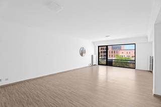 <p>Op een toplocatie in Kortrijk, op wandelafstand van de Broeltorens, bevindt zich dit ruime en instapklare appartement van 120 m² op de tweede verdieping. Vanuit de leefruimte geniet u van een frontaal zicht op de Leie en de prachtig vernieuwde Leieboorden. Het appartement werd recent volledig opgefrist en geschilderd, waardoor u er meteen kunt intrekken. De ruime en lichtrijke woonkamer vormt het hart van de woning en biedt een prachtig uitzicht op het water. De vernieuwde, volledig uitgeruste keuken beschikt over alle nodige toestellen en geeft uit op een gezellig terras waar u in alle rust van de zon kunt genieten. Aansluitend bevindt zich een praktische bijkeuken met aansluiting voor een wasmachine.</p><p></p><p>Verder beschikt het appartement over twee volwaardige slaapkamers, een verzorgde badkamer met nieuw badkamermeubel, een apart vernieuwd toilet en een handige vestiaire. Extra bergruimte vindt u ook in de praktische kelderberging. Als bijkomende troef bestaat de mogelijkheid om een ondergrondse staanplaats aan te kopen voor € 25.000. Dit appartement biedt alles voor wie op zoek is naar comfortabel wonen op een centrale locatie met een prachtig zicht op de Leie.</p><p>Interesse? Contacteer ons vandaag nog voor een bezoek via saar@altro-vastgoed.be of 0456/96.16.02.</p>