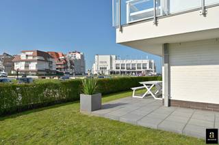 Gemeubeld tuinappartement met 2 slaapkamers gelegen op het Canadasquare, tussen La Réserve en het Casino. Licht en zonnig tuinappartement op het prestigieuze Canadasquare, ideaal gelegen tussen La Réserve en het Casino. Georiënteerd op het zuidwesten geniet dit appartement van een vrij uitzicht en zon gedurende de hele dag.<br />Indeling: inkomhal met gastentoilet en vestiaire, open moderne keuken, ruime en lichtrijke woonkamer met nieuwe schuiframen die uitgeven op een prachtig terras van 38 m² langs de zuid- en westkant. De master bedroom beschikt over een ensuite inloopdouche met lavabo, terwijl de tweede slaapkamer een aparte badkamer heeft met ligbad, toilet en wastafel.<br />Extra troeven: voorzien van elektronische rolluiken voor extra comfort en privacy.<br />Fietsenberging in de gemene delen. De residentie is in goede staat met recent nieuw dak, nieuwe liften en balustrades en nieuwe tuinpaden. [EPC: 237 kWh/m² - UC: 2523952]. <br /><br />HUURVOORWAARDEN: <br />- 3 maanden huurwaarborg <br />- verzekering <br />- plaatsbeschrijving op gedeelde kost (50/50) <br />- indien tweede verblijf: taks tweede verblijf ten laste van de huurder <br />- verbruik nutsvoorzieningen (elektriciteit, water, tv, internet, ...) komt bovenop de huurprijs en wordt bij intrede op naam van de huurder geplaatst. <br />- 150 euro gemeenschappelijke kosten per maand