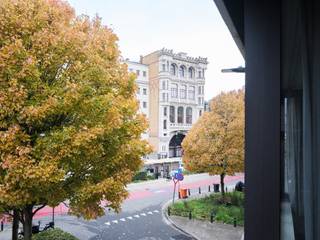 <strong>Regio Gent Zuid - Lichtrijk, op te frissen drieslaapkamer-appartement gelegen in een zijstraat van de muinkkaai met zicht op het water.</strong><br /><br />Voor meer informatie, mail naar info@carloeggermont.be<br /><br />Rustig wonen op wandelafstand van het bruisende stadscentrum. Dit lichtrijk en karaktervol tweeslaapkamer-appartement voorzien van alle hedendaags comfort, is gelegen in een zijsstraat van de muinkkaai en heeft zijdelings zicht op het water en de vooruit.<br /><br />Dit appartement is gelegen op de tweede verdieping in residentie Bahia. We komen binnen via een ruime inkomhal, voorzien van ingemaakte vestiaire-kasten. De hal leidt ons rechtstreeks naar de voorzijde van het appartement waar we een lichtrijke eet- en leefruimte met aansluitend de keuken vinden. Aanpalend aan de keuken hebben we het eerste terras aan de voorzijde.<br /><br />Aan de andere zijde van de hal vinden we drie slaapkamers (2 ruimere en 1 kleinere). Twee van de drie slaapkamers geven uit op het tweede terras aan de achterzijde van het gebouw.<br /><br />Verder is het appartement nog voorzien van apart toilet op de overloop en de badkamer.<br /><br />Als extra troef is het appartement voorzien een kelderberging in de kelder EN de mogelijkheid tot het aankopen van een ondergrondse staanplaats.<br /><br />Bijkomende troef is de gunstige EPC-score (B-label), wat van dit appartement een ‘future-proof’ investering maakt.<br /><br /><strong>Samengevat, een ideale investering voor zowel studerende kinderen, young professionals als mensen die op zoek zijn naar een appartement voor eigen bewoning.</strong>