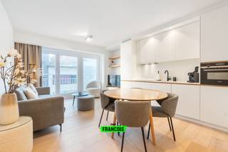 Ontdek dit stijlvol en recent gerenoveerde appartement, gelegen op de tweede verdieping van de verzorgde Residentie Orchidee, midden in het bruisende centrum van Oostende. Een absolute topligging tussen het Leopoldpark, de Visserskaai en het station, en op wandelafstand van strand, winkels en alle stedelijke voorzieningen.<br /><br />Dit appartement biedt een perfecte harmonie tussen comfort, elegantie en een uitzonderlijke ligging. Dankzij de centrale locatie geniet u van alles wat Oostende zo aantrekkelijk maakt: gezellige cafés, kwaliteitsrestaurants, trendy winkels en culturele hotspots bevinden zich letterlijk om de hoek.<br /><br />De indeling is praktisch en comfortabel. Het appartement beschikt over twee volwaardige slaapkamers: een ruime hoofdslaapkamer en een tweede, kleinere kamer die zich ideaal leent als logeerkamer, bureau of hobbyruimte. De moderne badkamer is uitgerust met alle hedendaags comfort en er is bovendien een afzonderlijk toilet voor extra gebruiksgemak.<br /><br />Daarnaast beschikt het appartement over een privatieve kelder, ideaal als extra bergruimte. De verwarming gebeurt via een energiezuinige centrale verwarming op aardgas met een HR-condensatieketel (energieklasse A), wat bijdraagt aan een comfortabel en efficiënt woonklimaat.<br /><br />Bent u op zoek naar een instapklaar appartement op een toplocatie in Oostende? Dan is dit een unieke kans die u niet mag missen.