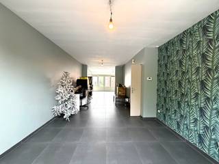 Leuke en charmante stadswoning te huur in Eeklo.Openbaar vervoer, winkels, scholen e.d. bevinden zich in de nabije omgeving.De woning omvat op het...