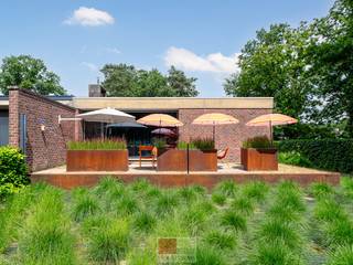 Instapklare, volledig onderkelderde bungalow, gelegen op een royaal perceel van 731 m², met een bewoonbare oppervlakte van ca. 159 m². De woning beschikt over drie volwaardige slaapkamers en een ruime, lichtrijke leefruimte die garant staat voor optimaal wooncomfort. De onderhoudsvriendelijke tuin biedt veel privacy en de woning bevindt zich op een toplocatie in Maasmechelen, op slechts 200 meter van het Nationaal Park De Hoge Kempen. Deze unieke architectenwoning onderscheidt zich door haar tijdloze ontwerp, doordachte indeling en karaktervolle uitstraling.<br /><br />Tussen 2019 en 2020 onderging deze woning, beter bekend als 'Maison Clement', een totaalrenovatie waarbij bijzondere aandacht werd besteed aan energiezuinigheid, hoogwaardige materialen en hedendaags wooncomfort. Hierdoor geniet u van een stijlvolle, volledig instapklare woning waar u zich jarenlang geen zorgen hoeft te maken over ingrijpende renovatiekosten.<br /><br />Een bijkomende troef is de doordachte buitenruimte. Aan de voorzijde bevindt zich een prachtig aangelegd zonneterras, terwijl de achterzijde de mogelijkheid biedt om een tweede terras met gazon te creëren. Zo kunt u op elk moment van de dag optimaal genieten van de zon en de rust die deze unieke locatie te bieden heeft.<br /><br />De woning is gelegen in een rustige en groene woonomgeving, op wandelafstand van de Mechelse Heide, de toegangspoort tot het Nationaal Park Hoge Kempen. Hier geniet u van prachtige wandel-, fiets- en mountainbikeroutes midden in een uitgestrekt natuurgebied. Winkels, scholen, openbaar vervoer en andere dagelijkse voorzieningen bevinden zich op korte afstand, wat zorgt voor een aangenaam wooncomfort. Ook Maasmechelen Village en Terhills, met hun uitgebreid aanbod aan winkels, horeca en recreatiemogelijkheden, zijn vlot bereikbaar. Dankzij de nabijheid van de E314 en E25 bereikt u bovendien snel steden zoals Genk, Hasselt en Maastricht. Deze locatie biedt de ideale combinatie van rust, natuur, uitstekende bereikbaarheid en alle nodige voorzieningen binnen handbereik.<br /><br />Bezichtig deze woning ook digitaal en 'loop' zelf door de woning. Kijk daarvoor op onze website of via: <br />my.matterport.com/show/?m=gEEJsYWwJta<br /><br />INDELING<br /><br />Gelijkvloers<br /><br />- Je komt binnen via een verzorgde inkomhal die toegang biedt tot de verschillende leefruimtes;<br />- De ruime leefruimte van 49 m² vormt het centrale hart van de woning. Dankzij de open indeling vloeien de zit- en eetkamer harmonieus in elkaar over, terwijl de grote raampartijen zorgen voor een aangename natuurlijke lichtinval. Via de leefruimte heb je bovendien rechtstreeks toegang tot het terras aan de voorzijde;<br />- De stijlvolle keuken van 13,76 m² is ingericht rond een praktisch kookeiland en beschikt over alle nodige inbouwtoestellen, waaronder een halogeenkookplaat, afzuigkap, oven, microgolfoven, vaatwasser, koelkast en diepvries;<br />- Vanuit de nachthal bereik je het afzonderlijke toilet;<br />- De woning beschikt over drie comfortabele slaapkamers van 17,12 m², 15,20 m² en 13,49 m². De grootste slaapkamer geniet bovendien van een eigen badkamer met lavabo en een moderne douchecabine;<br />- Daarnaast is er een tweede, volwaardige badkamer uitgerust met een dubbel lavabomeubel en een ruime inloopdouche;<br /><br />Kelder<br /><br />- Onder de volledige woning bevindt zich een praktische kelderverdieping, ideaal voor wie extra ruimte weet te appreciëren!!;<br />- De ruime inpandige garage van 49,73 m² is bereikbaar via de achterzijde van het perceel en biedt plaats aan meerdere voertuigen, fietsen of een werkplaats;<br />- Verder beschikt de kelder over verschillende polyvalente ruimtes die perfect kunnen dienen als berging, hobbyruimte, fitness of ontspanningsruimte;<br /><br />Extra troeven<br /><br />- De volledige spouwmuur werd geïsoleerd, evenals het volledige kelderplafond;<br />- De volledige inboedel kan, indien gewenst, mee worden overgenomen. Hierdoor is de woning onmiddellijk klaar voor eigen bewoning, een tweede verblijf of toeristische verhuur;<br />- De gezellige tikibar maakt het geheel compleet en vormt een heerlijke plek om te ontspannen of vrienden en familie te ontvangen tijdens zonnige dagen en lange zomeravonden.<br /><br />EXTRA: De laatste foto's zijn AI renders met de mogelijkheden om achteraan een gezellige eet/zithoek te maken met gazon!<br /><br />BELANGRIJK: Het schilderij van Pipi Langkous is NIET inbegrepen in de inboedel!<br /><br />Energieprestatie en binnenklimaat (EPB-EPC)<br />Certificaat beschikbaar: ja<br />EPC certificaatnummer: 20250831-0003675311-RES-1<br />Berekende energiescore : (kWh/m²): 297 kWh/m² <br />Het certificaat is geldig tot en met: 31-08-2035 <br />Electrische installatie: ja - CONFORM<br /><br />Informatie stedenbouwkundige voorschriften:<br />Stedenbouwkundige vergunning: ja<br />Meest recente bestemming: woongebieden<br />Dagvaarding uitgebracht: neen<br />VOORKOOPRECHT OP DIT GOED: neen<br />VERKAVELINGSVERGUNNING: niet van toepassing<br />WATERGEVOELIG OPENRUIMTEGEBIED: <br />Maatregelenregister: geen maatregelen<br /><br />Overstromingsgevoelige gebieden: <br />Perceelscore of P-score : A<br />Gebouwenscore of G-score: A<br />Ligging in Signaalgebied: neen <br />Ligging in afgebakende oeverzone of afgebakend overstromingsgebied: neen<br /><br />A:geen overstroming gemodelleerd B: kleine kans op overstromingen onder klimaatverandering C: kleine kans op overstromingen D: middelgrote kans op overstromingen<br /><br />Beschermd erfgoed<br />GEINVENTARISEERD ERFGOED: neen<br />BESCHERMD ONROEREND ERFGOED: neen