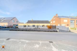 In de rustige Belzeelse Kerkweg, een smal en kindvriendelijke straat, staat deze sfeervolle en instapklare woning te koop. Dankzij de unieke...