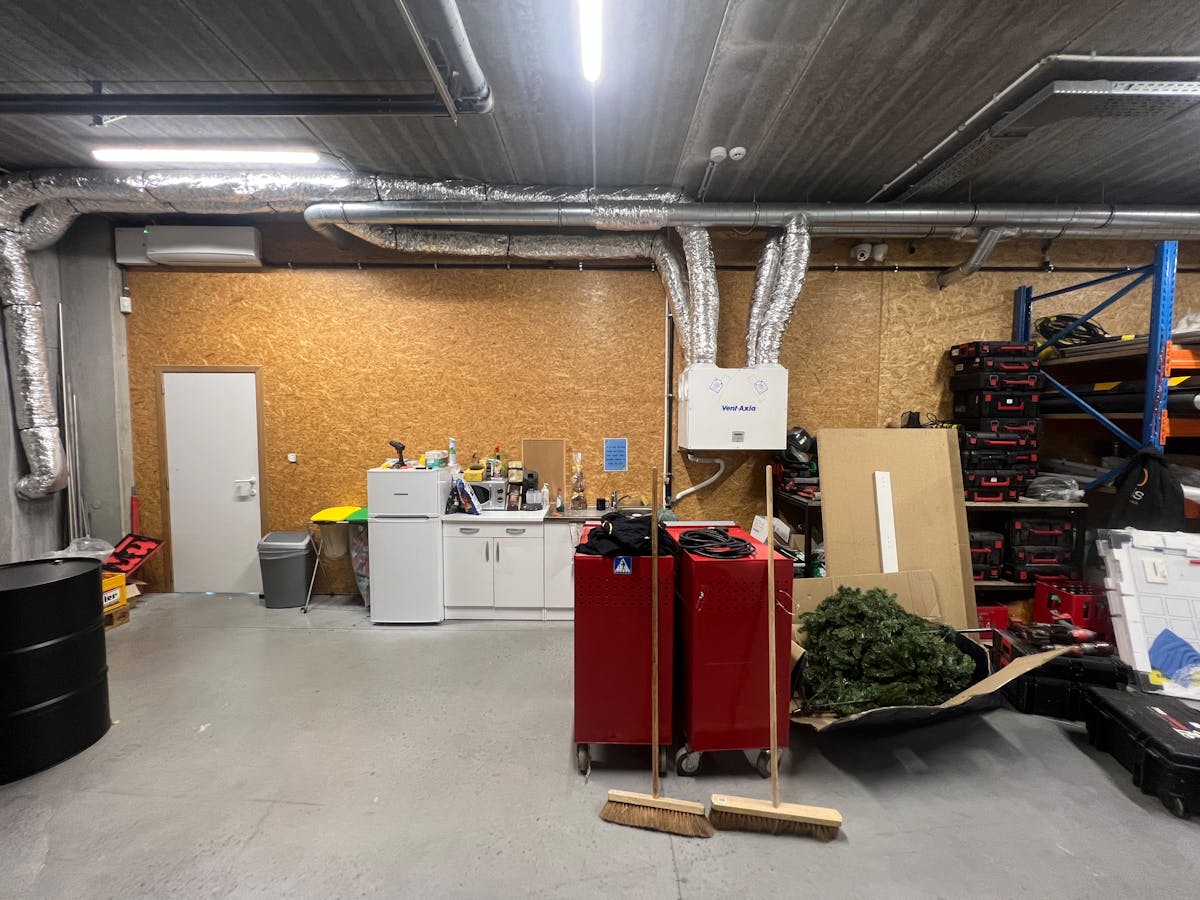 Warehouse with office for rent in Lendelede - photo 5