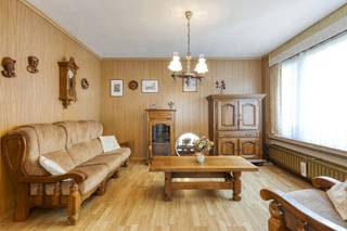 Meer info, plannen en documenten: www.bellesvastgoed.be/te-koop/vremde-weverstraat-90<br /><br />Deze vrijstaande woning met 3 slaapkamers, garage en tuin bevindt zich in een rustige en groene omgeving in Vremde. Winkels, horecazaken, scholen en openbaar vervoer bevinden zich op korte afstand, zowel aan het dorpsplein als op slechts enkele minuten fietsen van het centrum van Boechout.<br /><br />De woning dateert uit de jaren '70 en is, met een EPC-score F, onderhevig aan de renovatieplicht. Een belangrijke eerste stap werd echter al gezet: het dak werd in 2020 vernieuwd en geïsoleerd met 12 cm PIR, waardoor het reeds voldoet aan de huidige energiedoelstelling 2050.<br /><br />Via de inkomhal, uitgerust met een vestiaire en gastentoilet betreden we de woning. De lichtrijke leefruimte geniet van grote raampartijen en sluit naadloos aan op de keuken. Deze is uitgerust met een oven, elektrisch kookvuur en koelkast. Achter de keuken bevindt zich een aanbouw met een mooi uitzicht op de tuin, ideaal als tweede leefruimte, eetkamer of hobbyruimte.<br /><br />Op de eerste verdieping bevinden zich 3 volwaardige slaapkamers van ca. 15,5 m², 11 m² en 10,5 m². De badkamer is voorzien van een douche, wastafel en handdoekradiator.<br /><br />De tuin loopt rondom de woning, waardoor je vanuit elke ruimte geniet van een ander groen uitzicht. De tuin werd aangelegd met enkele terrasjes en geniet dankzij enkele bomen, struiken en beplanting van meer privacy.<br /><br />De vrijstaande garage biedt plaats aan 1 wagen, terwijl er op de ruime oprit eenvoudig nog 3 extra wagens kunnen parkeren. De woning wordt verwarmd op stookolie. De mazouttank werd conform gekeurd.