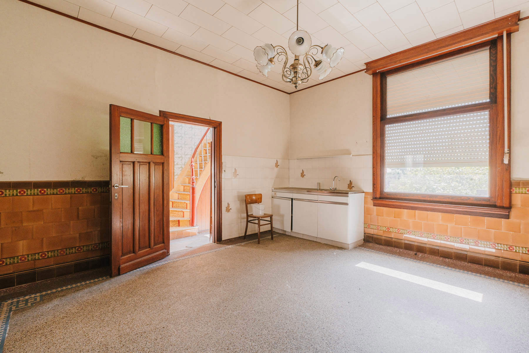 Karaktervolle, te renoveren woning met tal van mogelijkheden - foto 4