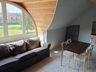 Knus appartement op de 2e verdieping met carport!
Bent u op zoek naar een gezellig appartement met één slaapkamer? Dan is dit cosy appartement op de tweede verdieping zeker een bezoek waard.
De lichtrijke leefruimte zorgt voor een aangename en uitnodigende sfeer. De praktische keuken is uitgerust met een elektrische kookplaat, dampkap, heteluchtoven, koelkast en diepvriezer.
Aan de achterzijde bevindt zich een rustige slaapkamer. De badkamer beschikt over een ligbad en een badkamermeubel. Het toilet bevindt zich apart in de inkomhal.
Daarnaast geniet u van een carport achter het gebouw.
Huurprijs 700 € per maand. Geen gemeenschappelijke kosten. Alle nutsvoorzieningen zijn individueel.
EPC energiezuinig label C
Een ideale woonst voor starters of voor al wie op zoek is naar een comfortabele en gezellig thuis!
Neem gerust contact op voor meer informatie of een bezichtiging!