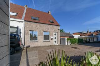 <strong>Découvrez cette maison prête à emménager, idéalement située !</strong><br />Située dans un quartier calme et agréable, vous profitez ici d’un environnement paisible tout en étant à deux pas du centre animé de La Panne.<br />Écoles, commerces, la magnifique forêt Calmeynbos et le Centre Provincial Duinpanne sont accessibles à pied.<br />Cette habitation offre de beaux volumes, une excellente luminosité et encore quelques possibilités de finition selon vos envies. Vous y trouverez également une agréable terrasse ensoleillée et un agencement fonctionnel.<br /><br /><strong>Atouts de cette maison :</strong>
<ul>
	<li>Emplacement central et calme</li>
	<li>Maison prête à emménager, avec quelques finitions à prévoir</li>
	<li>Terrasse ensoleillée avec jardin</li>
	<li>Très lumineuse grâce à de grandes ouvertures</li>
	<li>Économie d’énergie – PEB C</li>
	<li>Cave sèche et saine</li>
</ul>
<br /><strong>Rez-de-chaussée :</strong>

<ul>
	<li>Hall d’entrée</li>
	<li>Spacieux séjour lumineux</li>
	<li>Cuisine ouverte avec vue sur le jardin</li>
	<li>2 grandes chambres</li>
	<li>2 salles de bains</li>
	<li>Tout le sanitaire est au rez-de-chaussée</li>
	<li>Grande terrasse avec jardin</li>
	<li>2 espaces de rangement extérieurs</li>
</ul>
<br /><strong>1er étage :</strong><br />2 grandes pièces (chambres, bureau, salle de jeux, etc.)<br /><br /><strong>2e étage (combles aménagés) :</strong><br />1 grande chambre supplémentaire<br /><br /><strong>Sous-sol </strong><br /><br />Vous recherchez une maison spacieuse, bien située et avec du potentiel ?<br /><strong>Contactez-nous dès aujourd’hui pour organiser une visite !</strong>