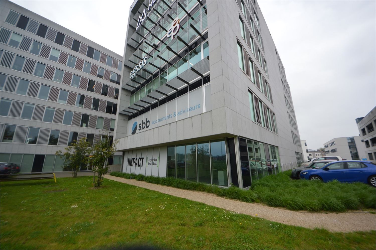 RECENTE KANTOREN INCL. 9 PARKINGS NAAST E40 - foto 1