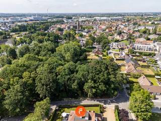Lot bouwgrond van 1027 m2 op hoekligging. Rustig gelegen en toch vlakbij het centrum. Palend aan domein Hernieuwenburg achteraan. Goede...