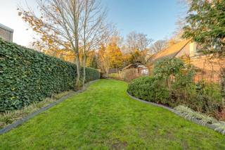 Dankzij de warmtepomp, zonnepanelen en thuisbatterij geniet je hier van een uiterst energiezuinig appartement met een EPC-label A. Binnen vormt...