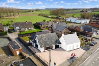 In het landelijke Kruisem, op een centrale ligging met vlotte verbinding naar Oudenaarde, Deinze en Waregem, wacht deze volledig...