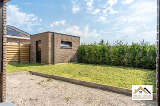 Deze casco woning is gelegen pal in het landelijke Desteldonk, en is vlot bereikbaar. De inkomhal voorziet in een gastentoilet en vestiaire, en zo kom je tot in de L-vormige leefruimte met open keuken, en met zicht op de tuin en het terras. Naast de keuken vinden we een tweede inkomhal met opbergmogelijkheden, richting de achterdeur die op de oprit uitgeeft. Op de eerste verdieping is er rond de centrale gang voorzien in drie ruime slaapkamers en een riante badkamer. Extra opbergruimte vinden we terug in de handige berging in de tuin. Vooraan de woning is er op de oprit plaats voor meerdere wagens. Bezoekdag: 13/06. Inschrijven via mail naar stefan@immo-home.be, geen telefonische inschrijvingen! Volg ons op Fb en Insta. Voor meer info: www.immo-home.be. GRATIS SCHATTING & GRATIS FINANCIEEL ADVIES