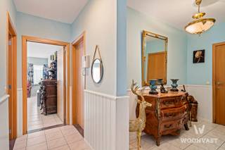 Op zoek naar een comfortabel appartement met twee ruime slaapkamers op een uitstekende locatie in Sint-Niklaas? Dit gelijkvloers appartement, gelegen in de Broedersstraat, biedt alvast een mooie opportuniteit. <br /><br />Het appartement maakt deel uit van een residentie uit 1998 en beschikt over een gunstig EPC-label B. Dankzij de ligging op het gelijkvloers is de woning bovendien vlot toegankelijk.<br /><br />De ligging is een absolute troef! Op wandelafstand bevindt zich de Grote Markt van Sint-Niklaas. Ook winkels, horecazaken, scholen en andere dagelijkse voorzieningen bevinden zich vlakbij. Hierdoor geniet u van alle voordelen van wonen in het stadscentrum.<br /><br />Daarnaast zorgen de goede verbindingen met de omliggende gemeenten en de nabijheid van het openbaar vervoer voor een vlotte bereikbaarheid.<br /><br />Troeven in een notendop:<br />- Gelijkvloers appartement met <br />- EPC-label B<br />- Centrale ligging<br />- Héél veel natuurlijke lichtinval door de grote raampartijen<br />- Op wandelafstand van de Grote Markt<br />- Winkels, horeca en scholen vlakbij<br />- Goede bereikbaarheid en openbaar vervoer<br /><br />Documenten raadpleegbaar op www.woonvast.be!<br /><br />Een interessante opportuniteit voor wie centraal, comfortabel en energiezuinig wil wonen in Sint-Niklaas.<br /><br />Interesse? Contacteer Kyan via 0470/35.32.06 of kyan@woonvast.be