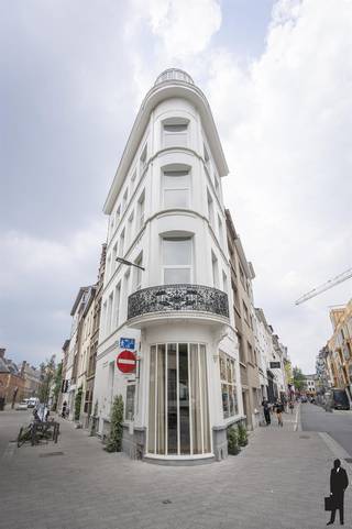 Op een absolute A-locatie in Antwerpen, pal aan het Mechelseplein en op wandelafstand van het historisch centrum, winkels, horeca en het...