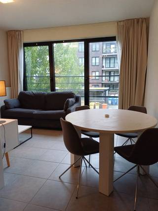 <p><span>Aangenaam en recente gemeubelde studio-appartement van ongeveer 44m² + kelder + parkeerplaats.</span></p><p><span> </span></p><p><span>Gunstig gelegen in een rustige woonwijk dicht bij alle voorzieningen: bushalte op 200 m, Carrefour Express op 230 m, E40 op 750 m, Meiserplein op minder dan 2 km; NATO op 3,5 km.</span></p><p><span> </span></p><p><span>Op de 1ste verdieping van een recent gebouw vindt u dit ruime studio-appartement met volledige keuken (oven, koelkast, 4-pits kookplaat, afzuigkap, gootsteen), douchekamer met douche, wastafel en wasplaats, apart toilet en ruime leefruimte van +/- 27 m².</span></p><p><span> </span></p><p><span>Individuele verwarmingsketel op gas. </span></p><p><span>Privatieve kelder.</span></p><p><span>Ondergrondse parkeerplaats verplicht bij te kopen voor 20.000 €.</span></p><p><span> </span></p><p><span>Ideaal als investering met een goede huur inkomst.</span></p><p><span>Geen kosten te verwachten.</span></p><p><span> </span></p><p><span>Neem contact met ons op voor een bezichtiging op 078 48 47 00 of info@ap-p.be</span></p><p><span> </span></p>