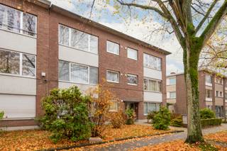 Op te frissen 2 slaapkamer appartement met garage &amp; kelder in een rustige wijk.<br /><br />Het is zéér aangenaam en rustig wonen in de Buizegem wijk. Vlakbij invalswegen, scholen en winkels kunt u alles bereiken met de fiets of te voet. Voor de pendelaars is de snelweg of het station ook niet veraf.<br /><br />De blok van twee verdiepingen hoog beschikt over een ruime inkomhal. De woning zelf is gelegen op het 2de verdiep.<br /><br />We betreden de woning via de hall met ingemaakte kasten en waar alle deuren op uitkomen van de verschillende ruimtes. We ontdekken een apart toilet, een berging, de badkamer en twee grote slaapkamers. Leuk terras.<br />De living op parket is groot en beschikt aansluitend over een gesloten keuken. Er is een kelder verbonden aan het pand.<br />De garage is verplicht mee aan te kopen aan 25.000 euro.<br /><br />Zoekt u rust maar wilt u toch overal dichtbij wonen, dan is dit een kans! Bel ons snel voor een bezoekje!<br /><br />EPC: 516 kWH/M²/JAAR (renovatieplicht)<br />Electriciteitskeuring: niet conform<br /><br />Maandelijkse kosten: 60,00 euro/ maand voor blokpolis, onderhoud gemene delen en syndicus (mede-eigenaar en inwonend in de blok)