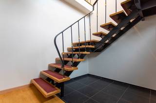 Goed onderhouden, deels gerenoveerd appartement op een uitstekende locatie te Essen. Het appartement heeft een eigen inkomhal met de trap die je...