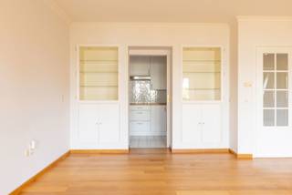 <br />Ligging<br /><br />Centraal en rustig gelegen in de Derbystraat te Sint Denijs Westrem. Een makkelijke verbinding met het openbaar vervoer.<br /><br />Indeling<br /><br />Het appartement bestaat uit een ruime inkomhal, een lichtrijke woonkamer met eetplaats en terras, de afzonderlijke ingerichte keuken, de nachthal, een badkamer met lavabo/douche/toilet alsook twee ruime slaapkamers met automatische veluxen. Er is airconditioning aanwezig.<br />Staanplaats bij te kopen aan 15.000 EUR. <br /><br />Troeven<br /><br />- ligging<br />- instapklaar<br />- EPC score B<br />- stijlvol restaurant<br />- kelderberging aanwezig<br />- gemeenschappelijk zwembad<br />- ondergrondse autostandplaats<br />- appartement met hoteldiensten<br /><br />Voor inlichtingen en/of bezoek, bel Guillaume 0472 25 70 76