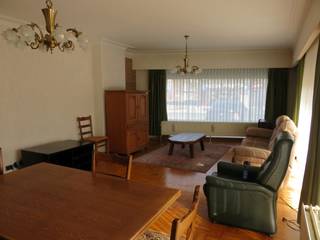 Ruim en lichtrijk gelijkvloers appartement in kleinschalig gebouw. Inkom- en nachthal met vestiaire en toilet, glazen deur naar de woonkamer...